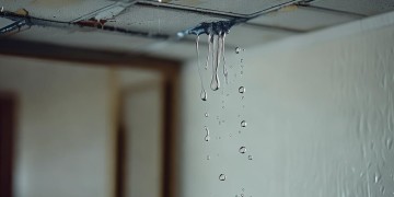 住房楼上漏水物业管吗？