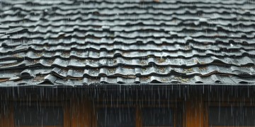 屋面漏雨物业会给粉刷吗？