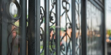 窗户玻璃属于物业打扫的范围吗？